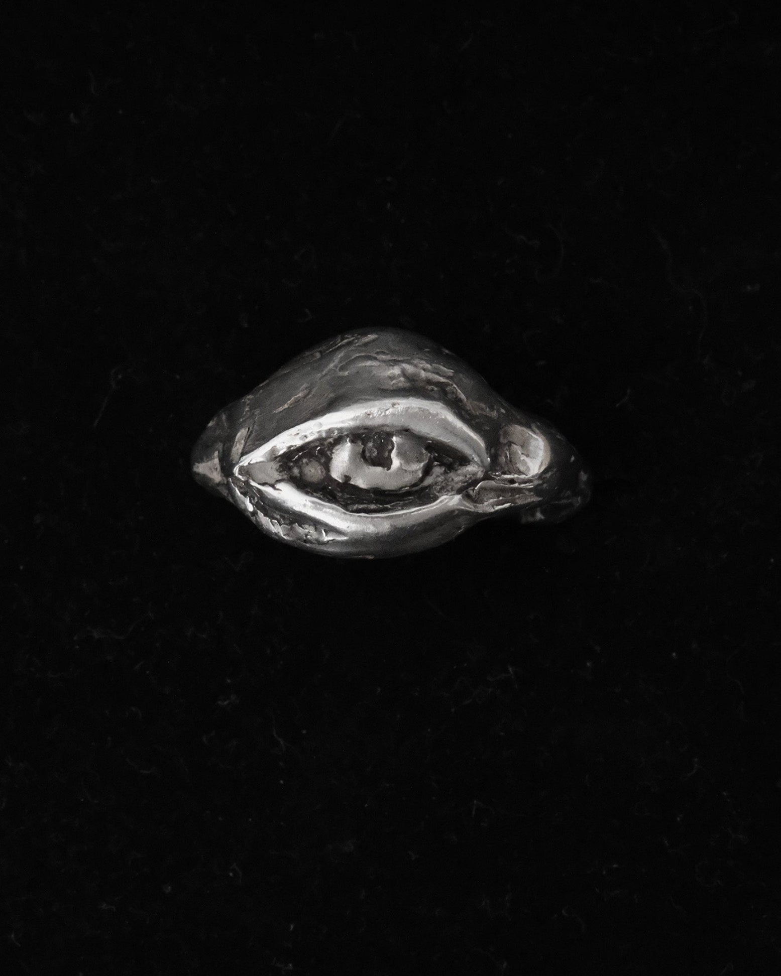 Silver eye-shaped ring 