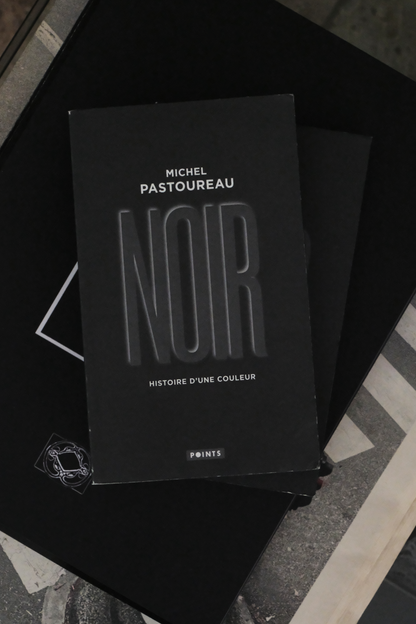 Black book titled 'NOR' by Michel Pastoureau on a textured surface